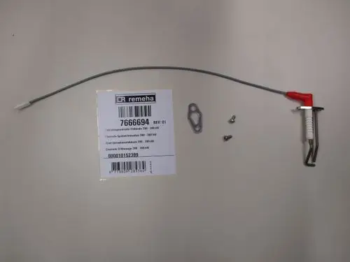 Zünd-Ionisation Elektrode von Remeha mit Anschlusskabel, Montageschrauben und Dichtung auf einem hellen Hintergrund.